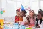 Comment choisir une tenues de fête pour enfants