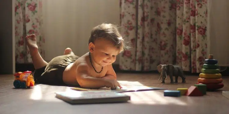 bébé devant son livre en plein travail