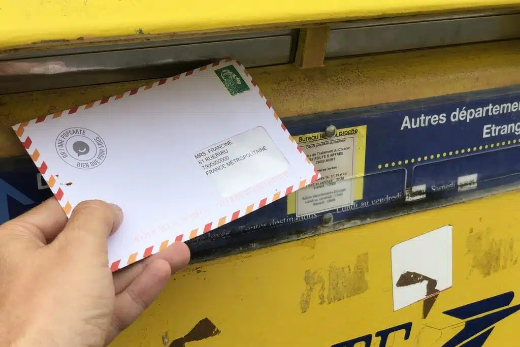 Pourquoi envoyer une carte postale personnalisée à un proche à l’occasion d’une naissance