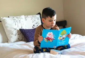 un petit garçon lisant un magazine