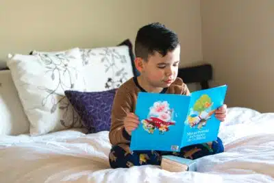 un petit garçon lisant un magazine