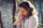 une mère et son enfant