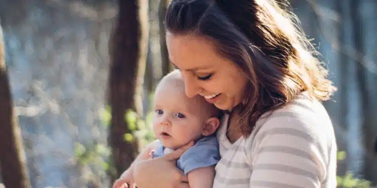 une mère et son enfant