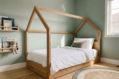 Lit enfant style Cabania en bois naturel dans une chambre fonctionnelle aux tons vert sauge et blanc